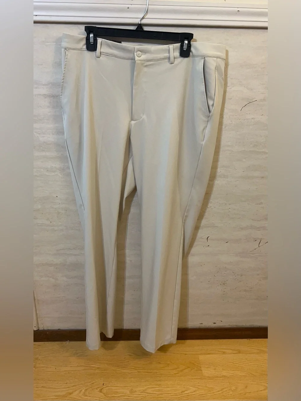 NWT- GREG NORMAN CLUBHOUSE PANT NATURAL PERFORMANCE